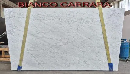 BIANCO CARRARA C/D SMALL - Bianco Carrara este una dintre cele mai cunoscute și apreciate marmuri naturale din lume