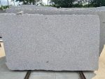 Piatră naturală din granit Rosa Beta, cu nuanțe elegante de roz și gri, utilizată pentru amenajări interioare și exterioare durabile