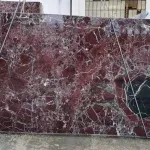 Marmură Rosso Lepanto cu nuanțe intense de roșu și vene albe elegante, utilizată în proiecte premium de design interior