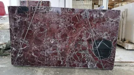 Marmură Rosso Lepanto cu nuanțe intense de roșu și vene albe elegante, utilizată în proiecte premium de design interior