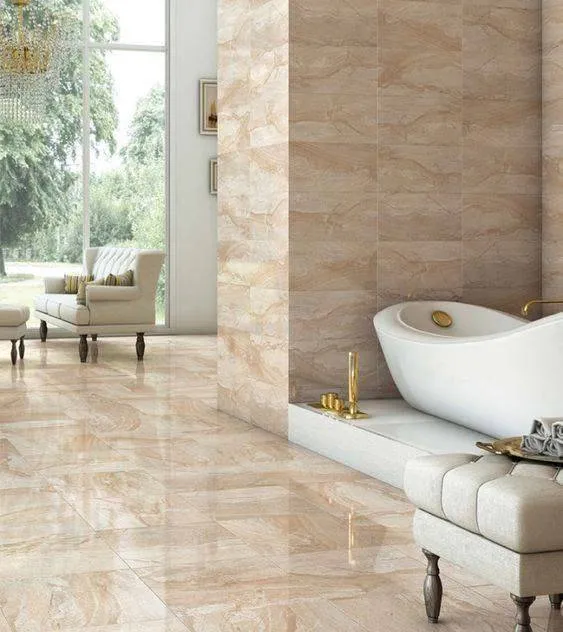 Baie luxoasă cu pardoseală și pereți placați cu marmură bej lucioasă și cadă freestanding