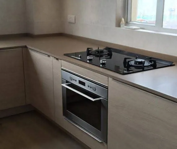 Blat de bucătărie din compozit Harmonia Yosemite Brown cu plită încorporată și mobilier bej
