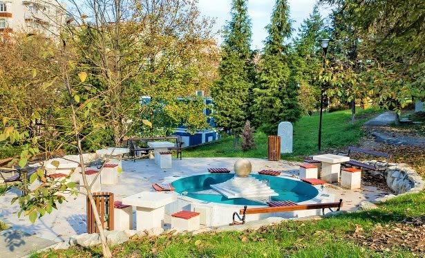 Fântână decorativă din piatră naturală amplasată în Parcul Central din Zalău