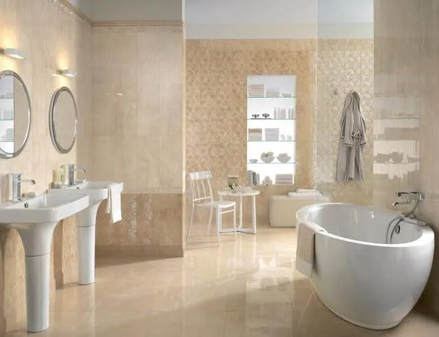 Baie luxoasă cu cadă freestanding și placări din marmură Botticino Classico bej