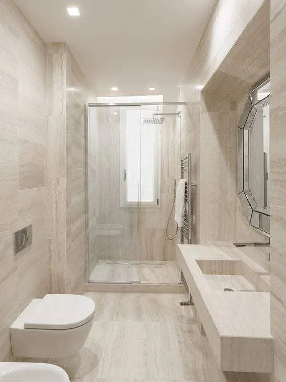 Baie elegantă cu placări din travertin Navona și lavoar integrat din piatră naturală