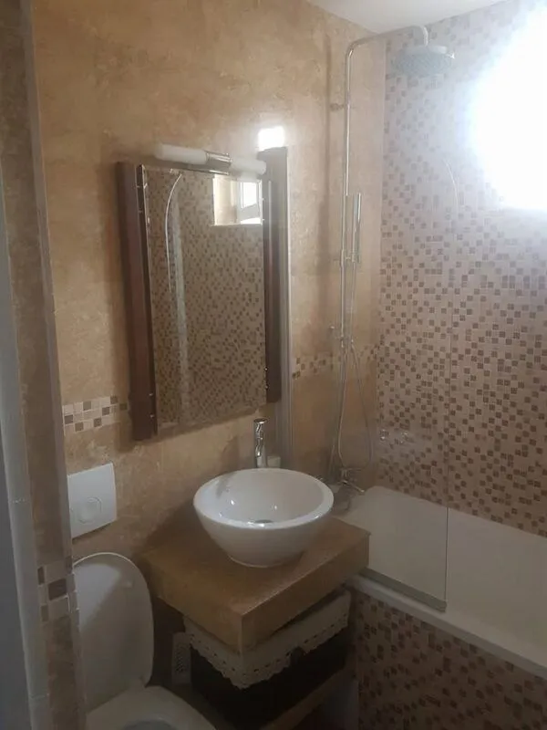 Baie modernă placată cu Travertino Romano bej