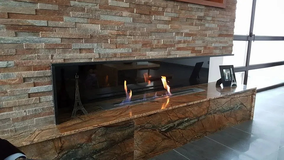 Bioșemineu modern cu placare din piatră naturală și blat decorativ din granit cu venaturi spectaculoase