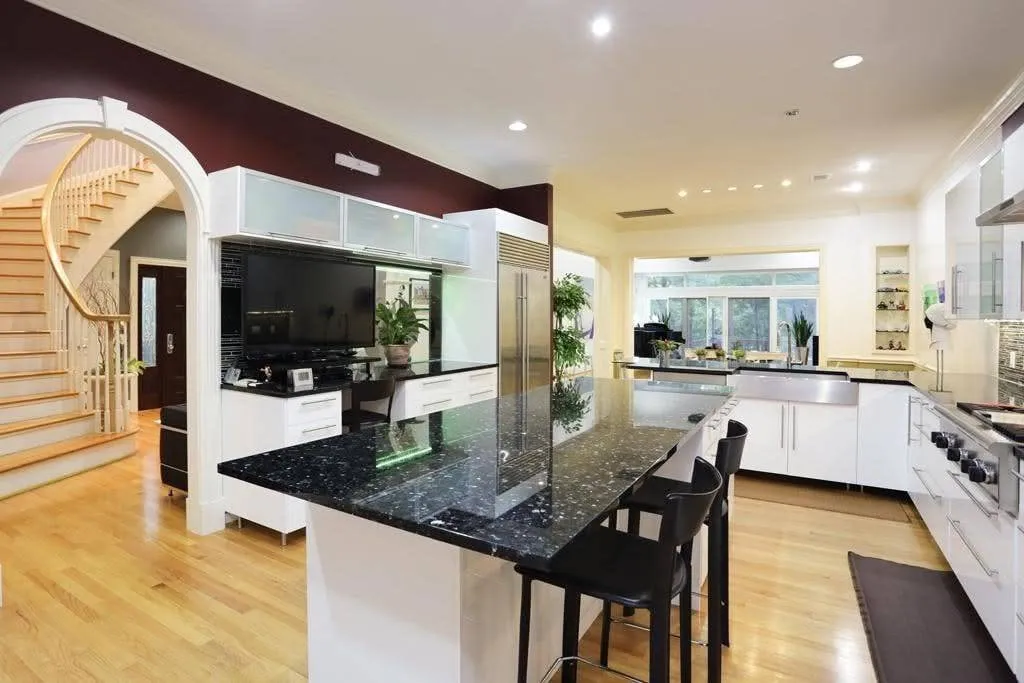 Bucătărie elegantă cu blat și insulă din granit Emerald Pearl negru cu reflexii metalice