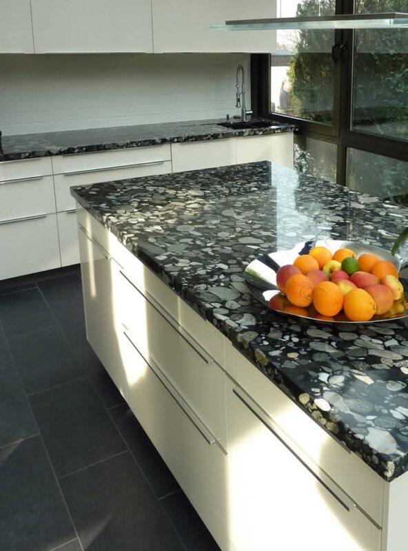 Insulă de bucătărie și blat din granit Black Marinace cu model natural de pietricele