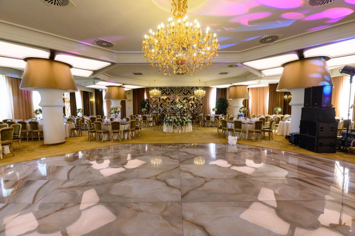 Pardoseală din onix lucios într-o sală de bal elegantă cu candelabre și decor de lux
