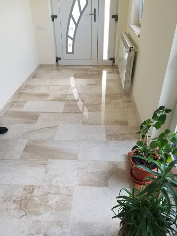 Pardoseală din travertin natural lustruit într-un hol de intrare modern