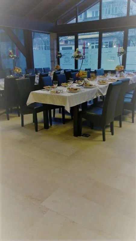 Pardoseală din piatră naturală crem într-un restaurant elegant din cadrul Pensiunii Silva