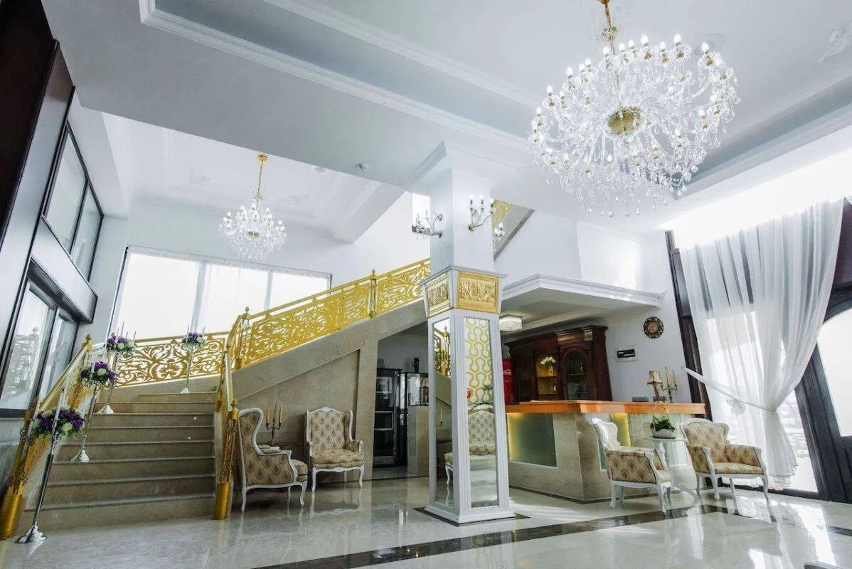 Hol elegant de hotel cu scări din marmură Grand Hotel Baroc și balustrade decorative aurii