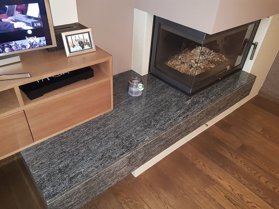 Șemineu modern cu placare din granit Diamond Galaxy gri închis și finisaj lustruit