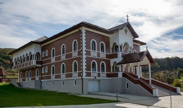 Clădirea Episcopiei Sălajului cu scări exterioare placate cu piatră naturală și arhitectură tradițională