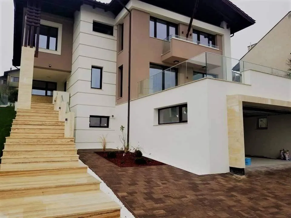 Scări exterioare din marmură bej pentru vilă modernă