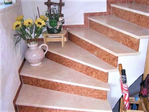 Scări de interior din marmură Rosso Verona în nuanțe roșiatice și crem