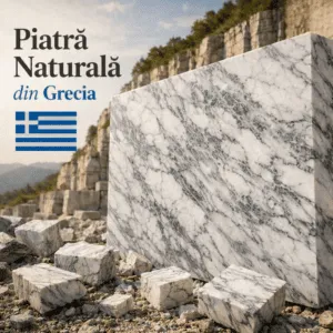 Piatră naturală din Grecia – marmură grecească alb‑gri cu vene fine, fotografiată în carieră.