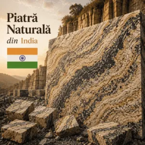 Piatră naturală din India – granit indian cu nuanțe maro‑aurii și vene contrastante, fotografiat în carieră.