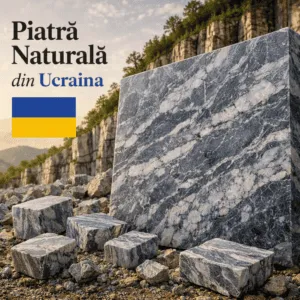 Piatră naturală din Ucraina – granit ucrainean gri‑albastru cu vene fine, fotografiat în carieră.
